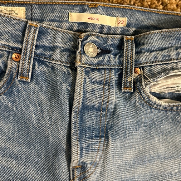 Levi’s - Picture 2 of 3